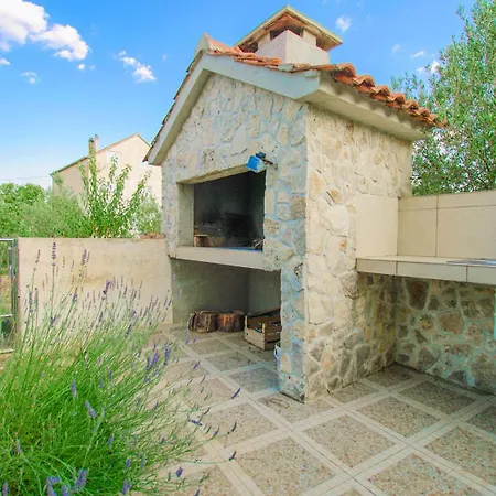 Casa de Férias House With Garden And Barbecue Grill In *