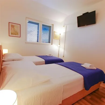 House With Garden And Barbecue Grill In Semesterbostad