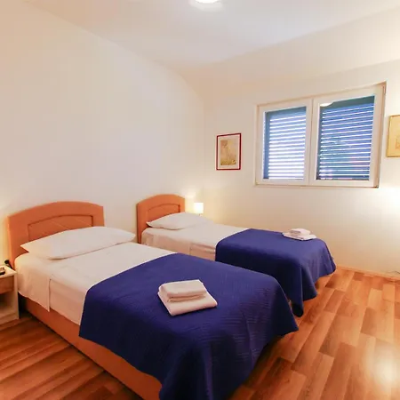 House With Garden And Barbecue Grill In Semesterbostad